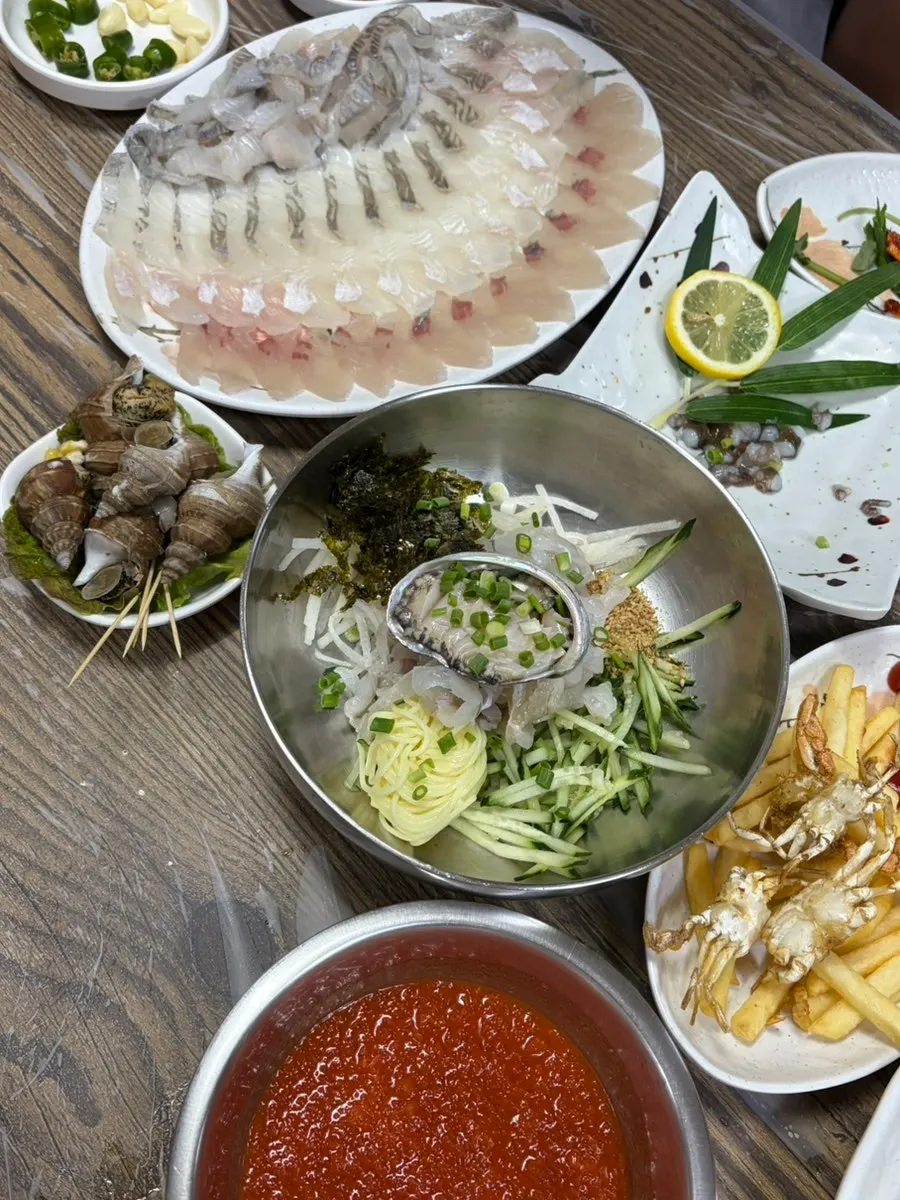 Thick-sliced assorted white fish sashimi