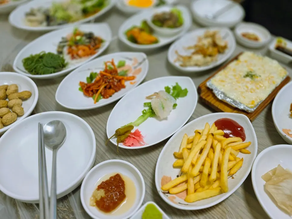 밑반찬으로 가득 찬 테이블