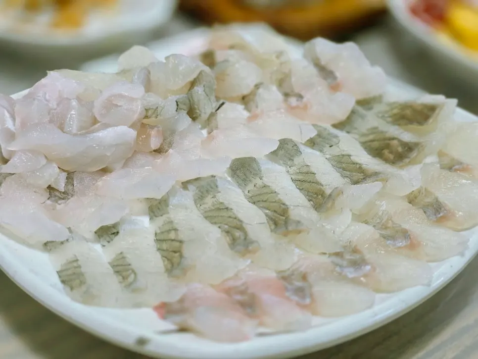 옆 테이블로 옮겨둔 콘버터와 감자튀김