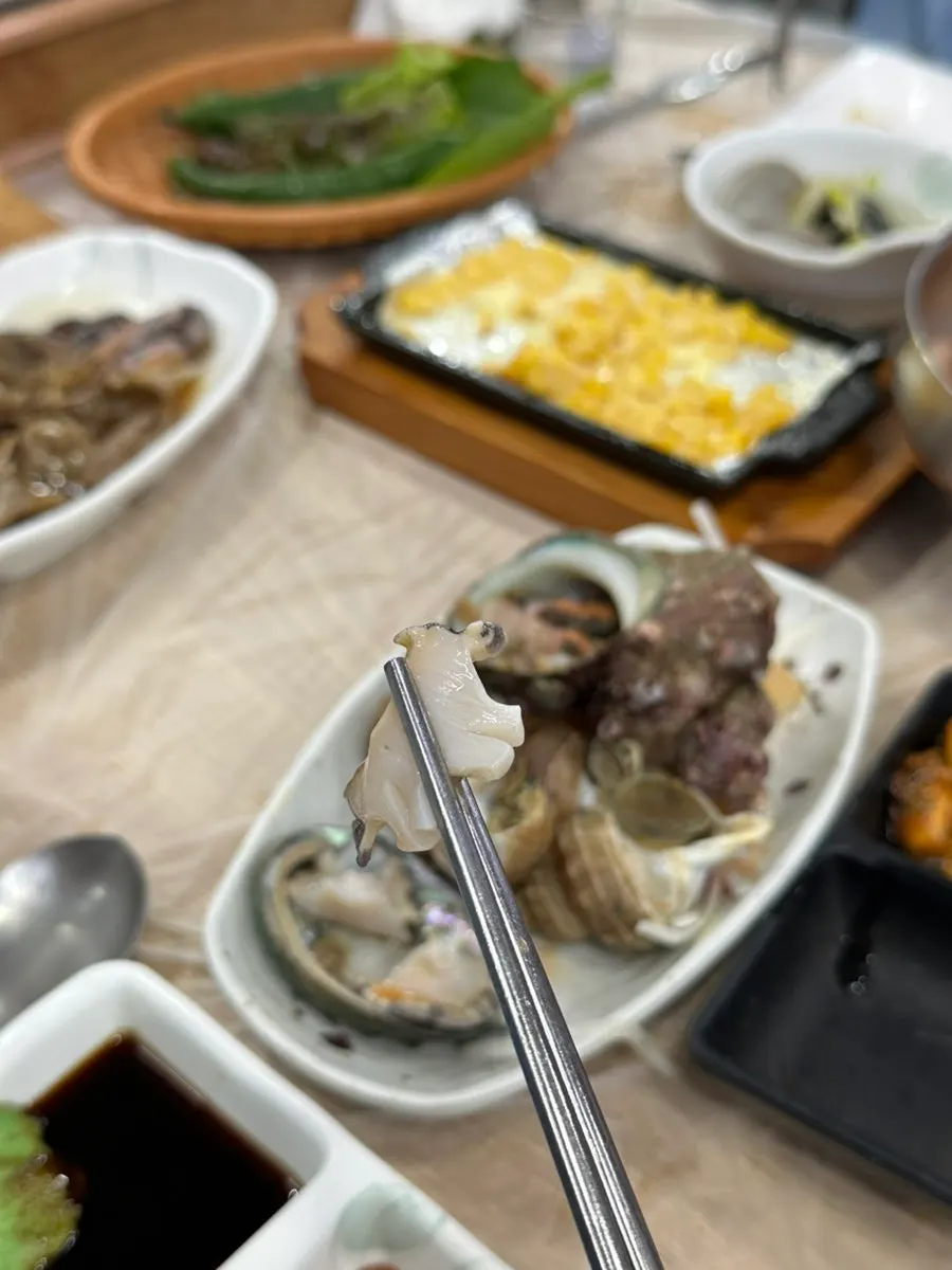 삶은 소라와 전복 접시