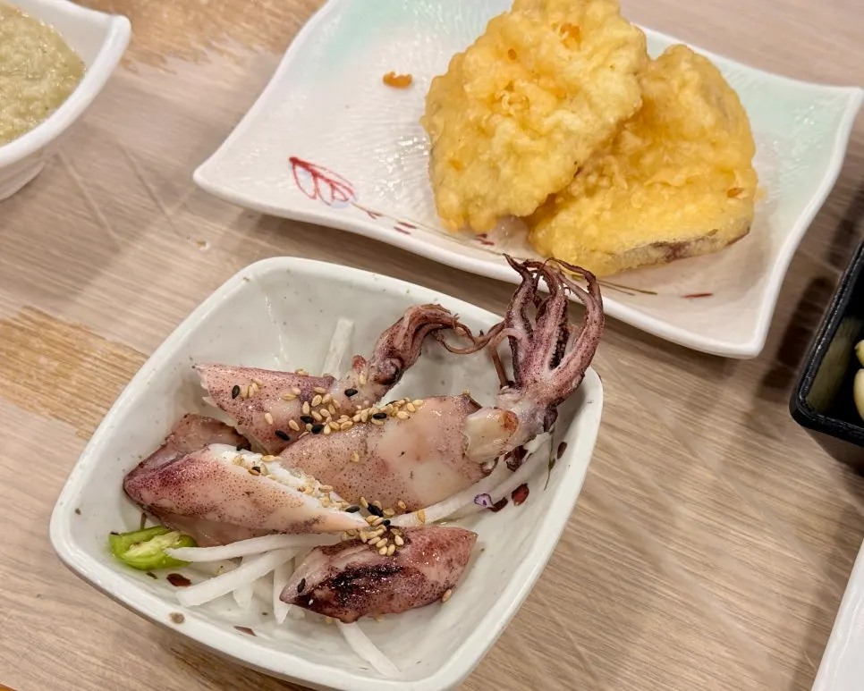 백합조개탕과 곁들임 접시