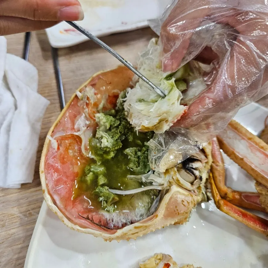 Boiled snow crab served with shrimp