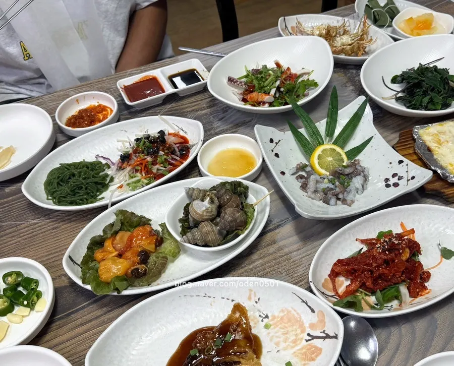 Bakdal snow crab spread at Yeonggwang Hoe Daegae Center