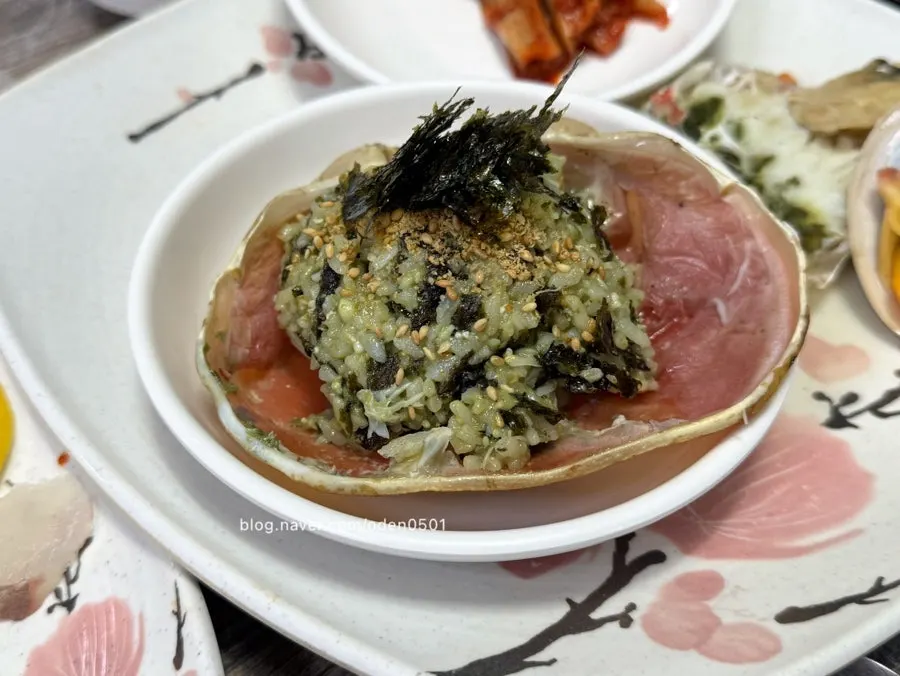 Crab roe fried rice cooked in the crab shell