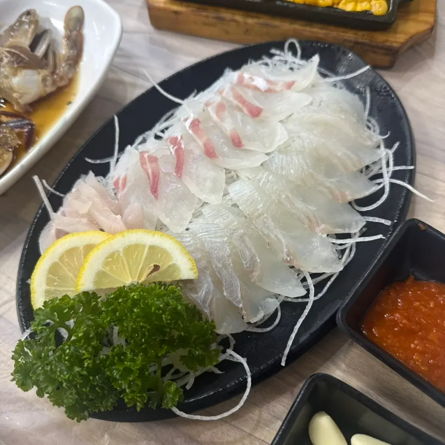 두툼하게 썰린 제철 활어회