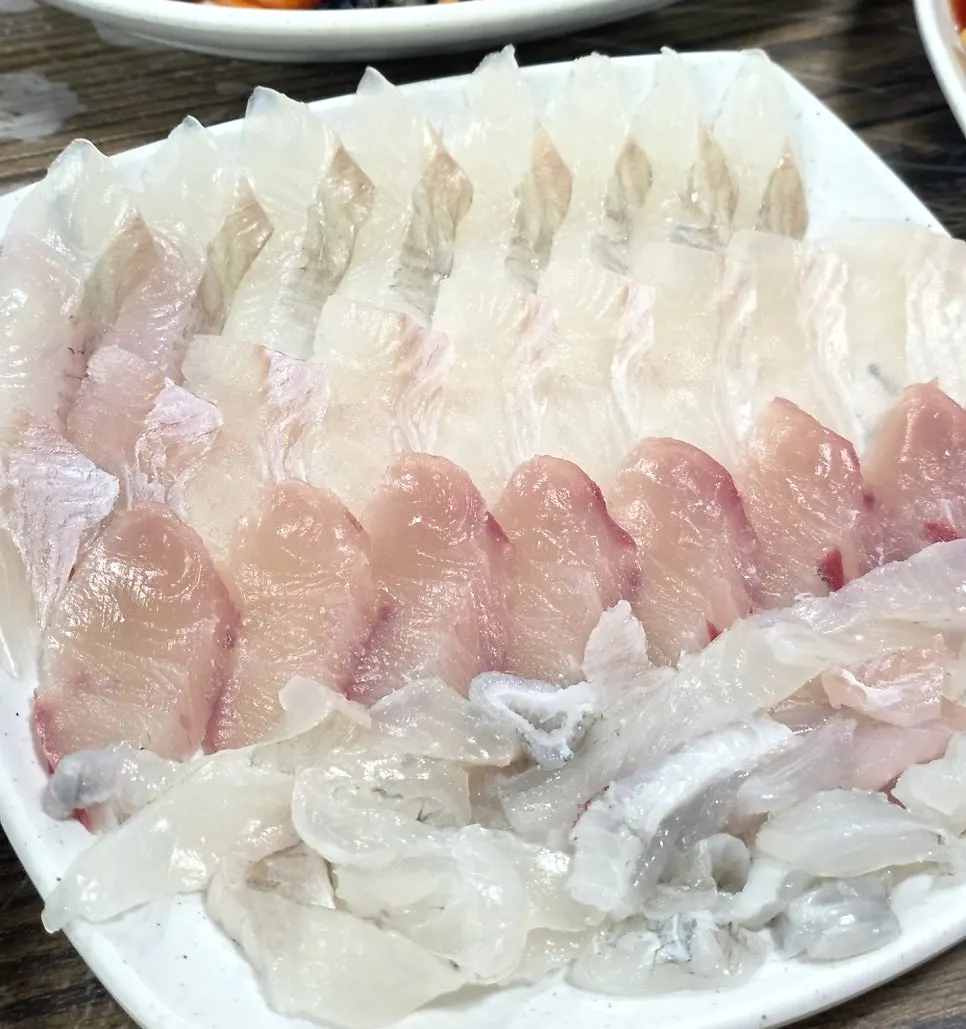 A thickly sliced assorted sashimi plate