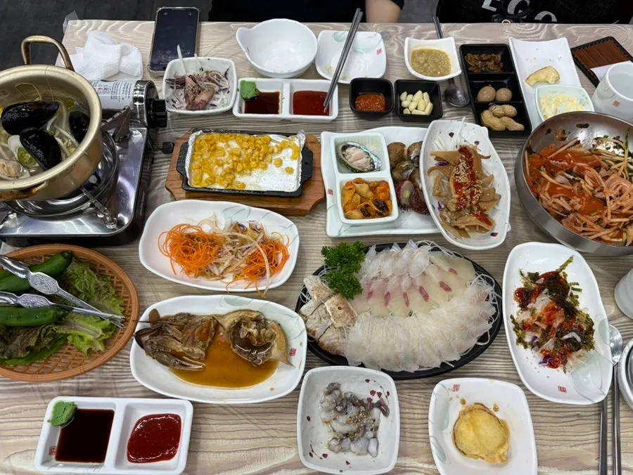 Side dishes served with the snow crab set