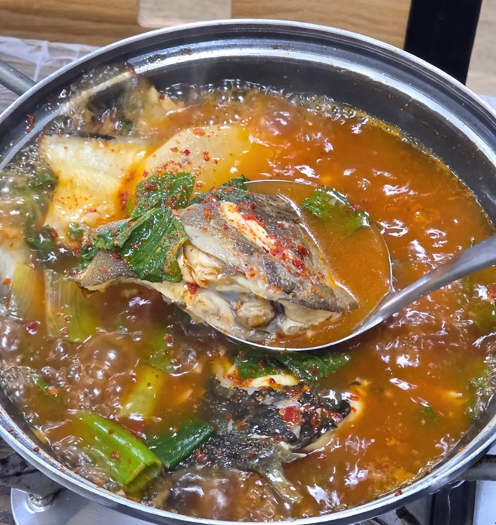 Maeuntang with a whole fish head