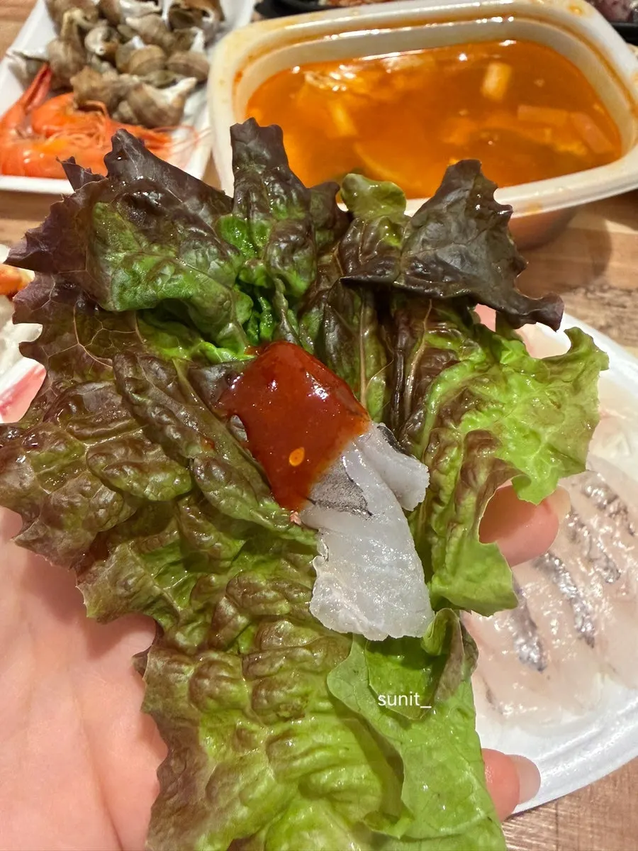 Assorted sashimi plate included in the set