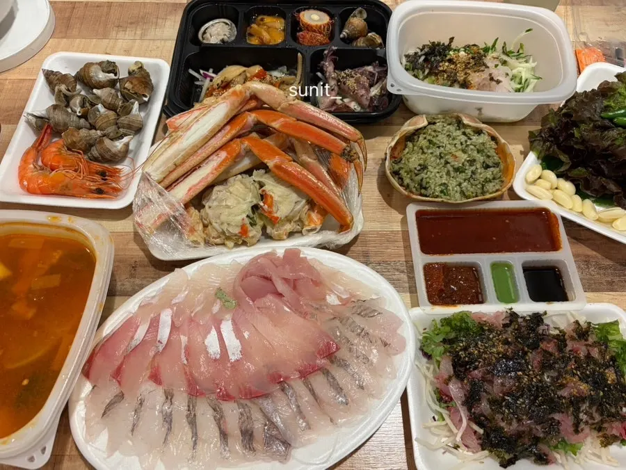 Cold mulhoe, seafood platter, and spicy fish stew