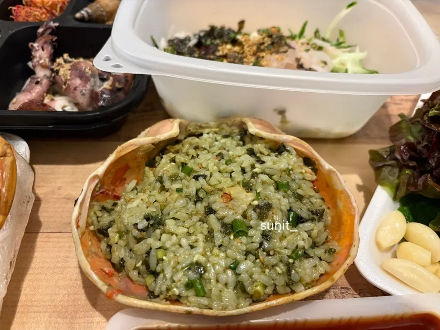 The full ₩130,000 bakdal snow crab set spread