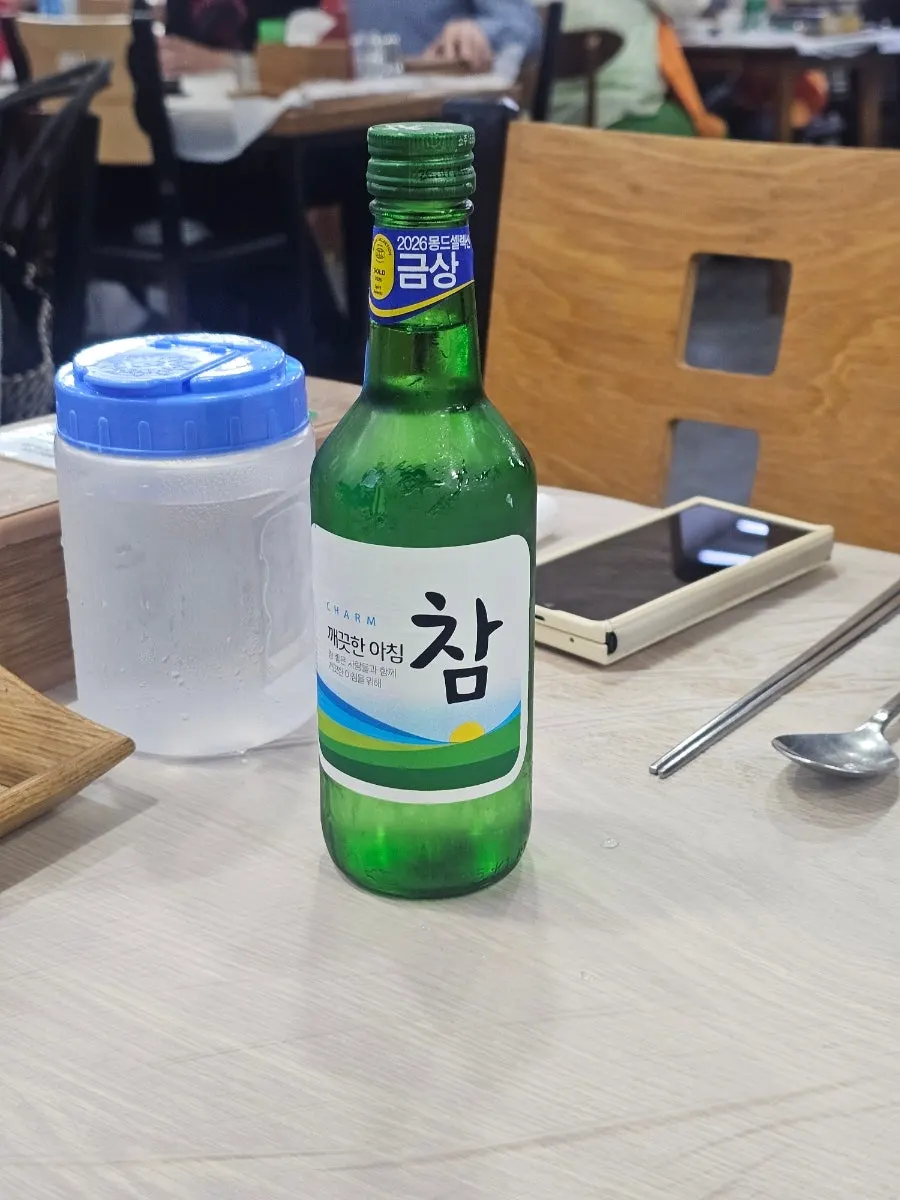 Table with the Naver reservation perk notice