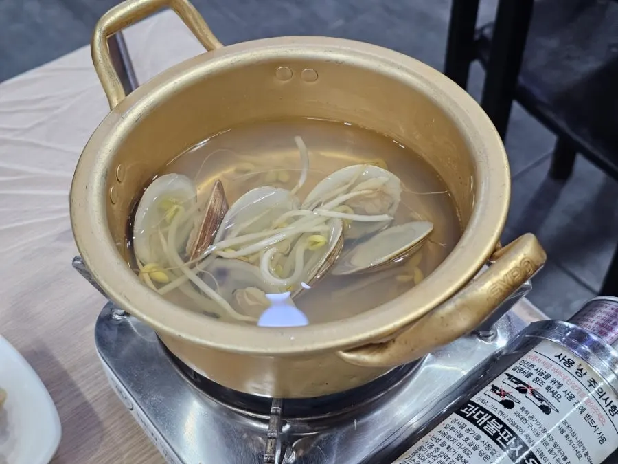 Hoe-muchim topped with sauce