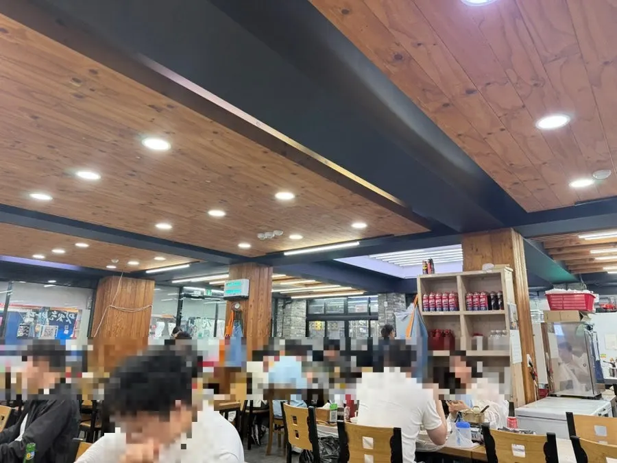손님이 많은 식당 홀 내부