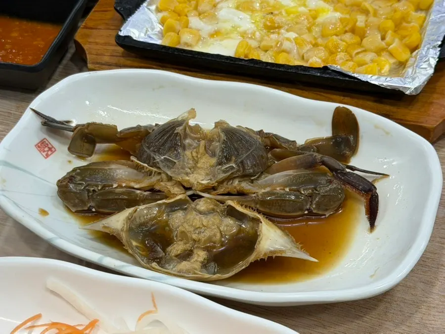 새콤하게 무친 회무침 접시