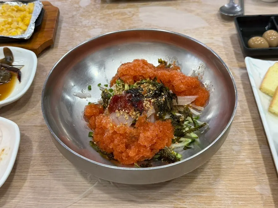 해산물이 푸짐하게 들어간 물회