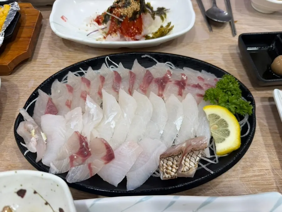 비린맛 없이 깔끔한 모둠회 접시