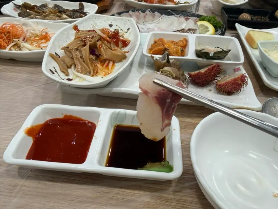 싱싱한 회 한 접시 근접 모습