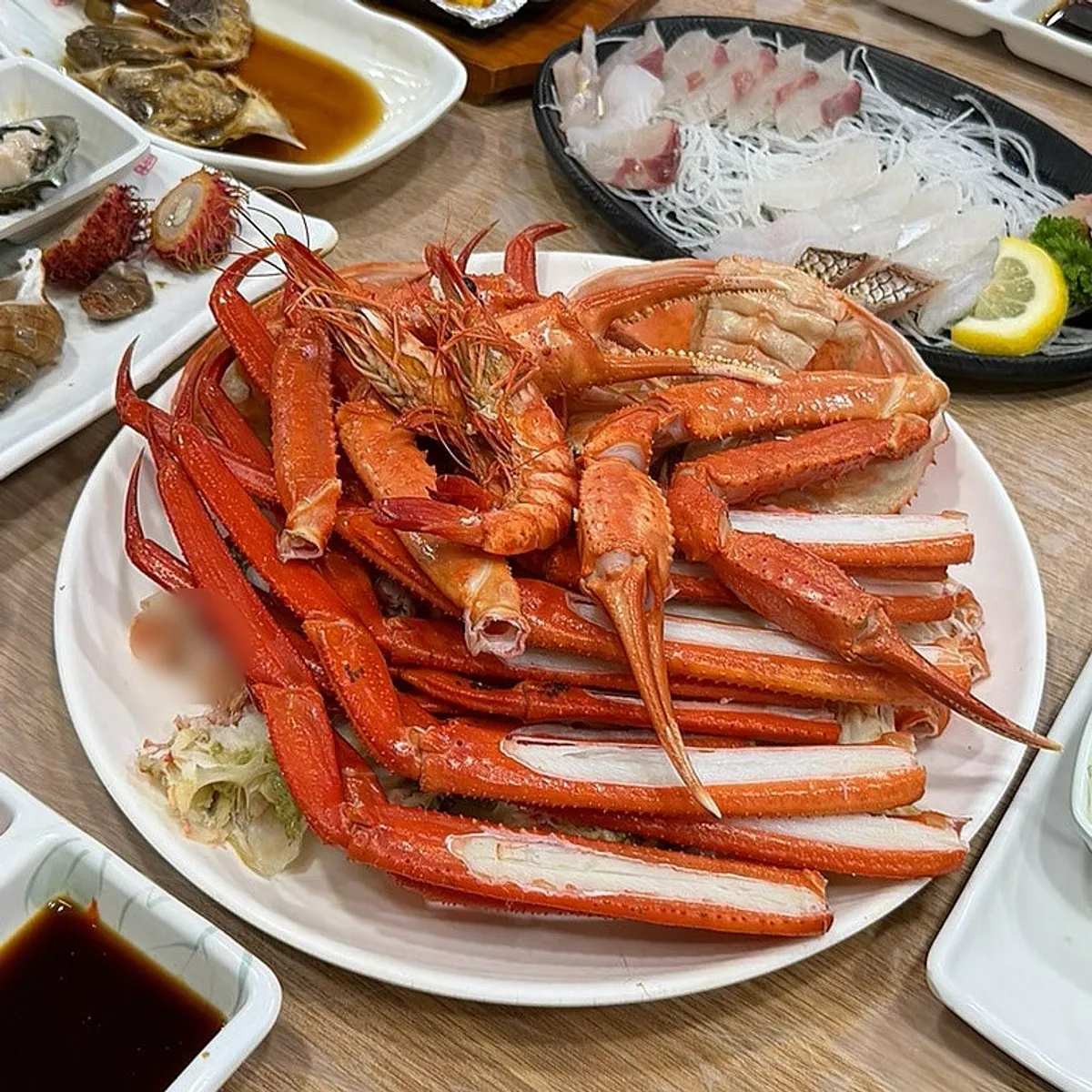 쪄서 나온 홍게 한 상