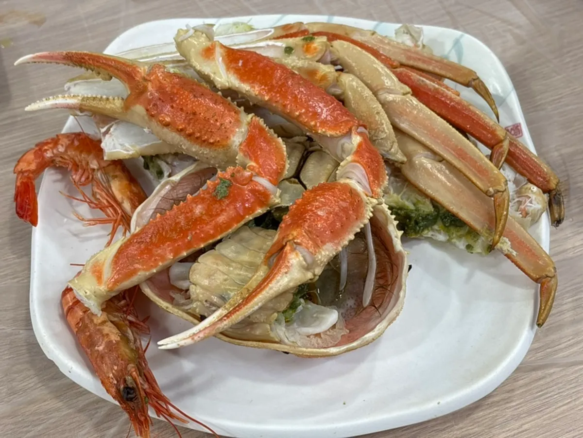 Full table spread of the bakdal crab set at Gallilli Daegae Hoe Sikdang, Jukdo Market, Pohang