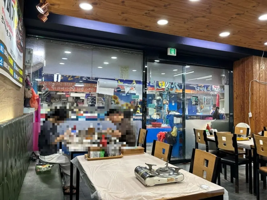 Entrance and seafood tanks at Gallilli Daegae Hoe Sikdang