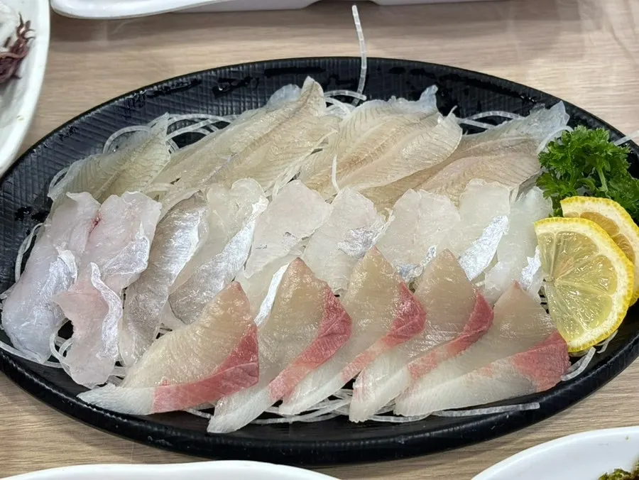 Full table spread of the bakdal crab set