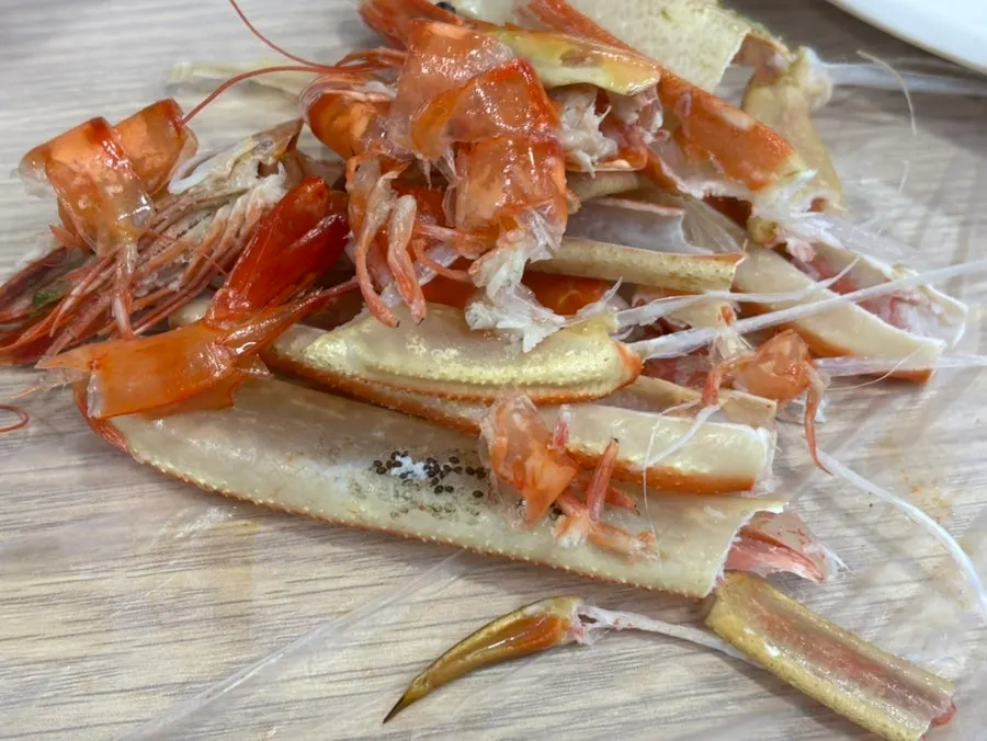 Crab meat piled on top of the seafood ramyeon