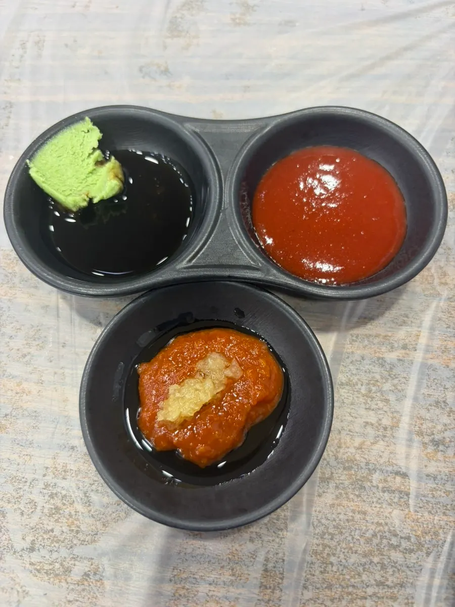 종이에 싸여 나온 위생 식기