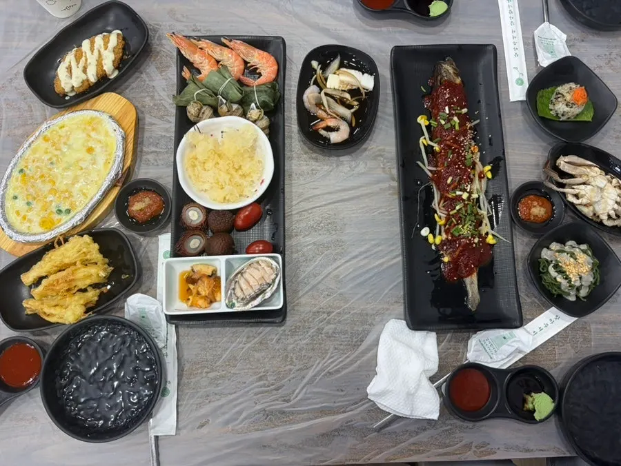 한 상 가득 차려진 밑반찬
