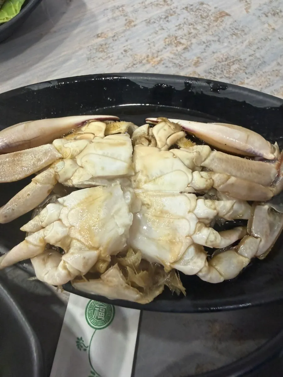 자리가 부족할 만큼 깔린 밑반찬 상