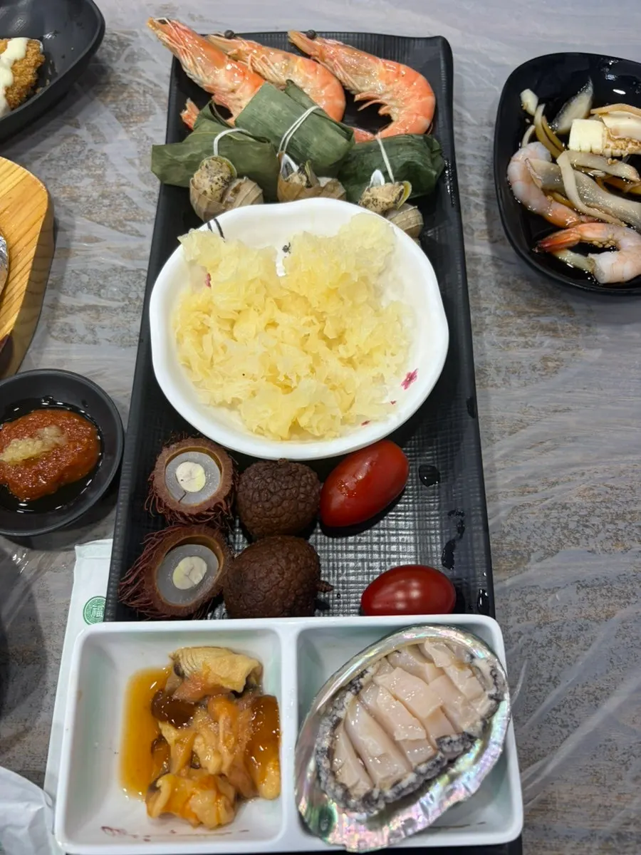 해산물 세트와 과일, 대나무잎밥