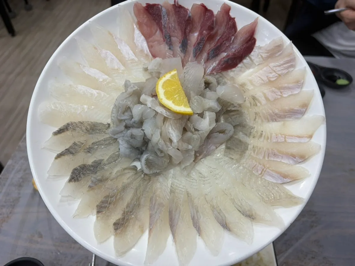 동남회식당 모듬회 3인 상차림