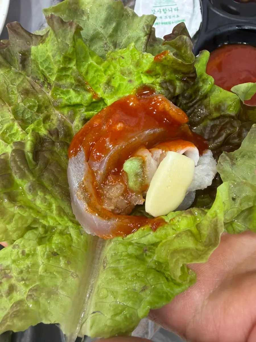 상추에 마늘과 된장을 얹은 회쌈