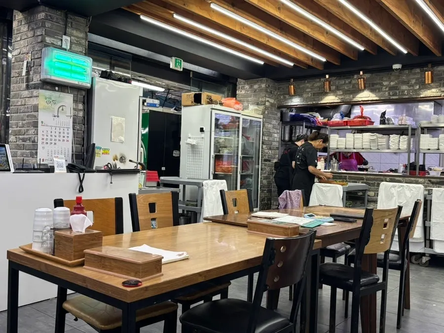 Second-floor seating area at Gallilli Daegae Hoe Sikdang