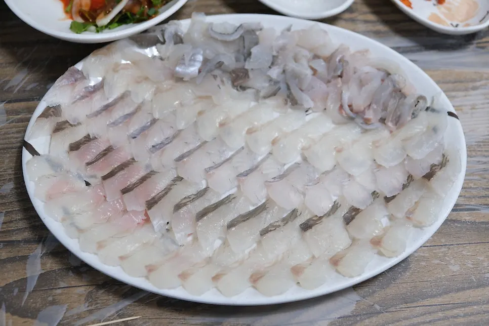 A plate of medium-size assorted sashimi platter