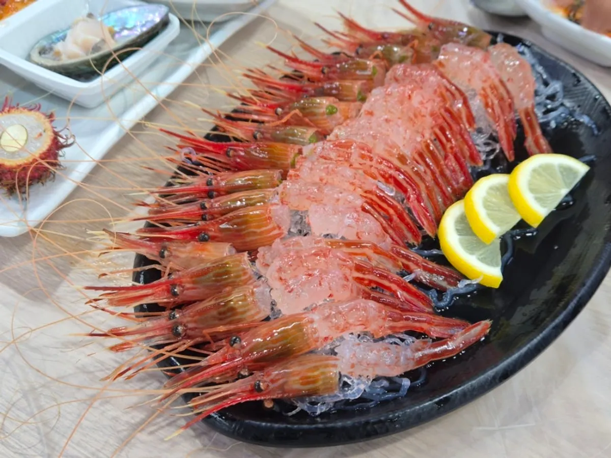 갈릴리대게회식당 새우세트의 새우회 접시