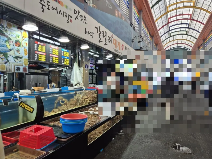 죽도시장길 갈릴리 대게 회 식당 외관