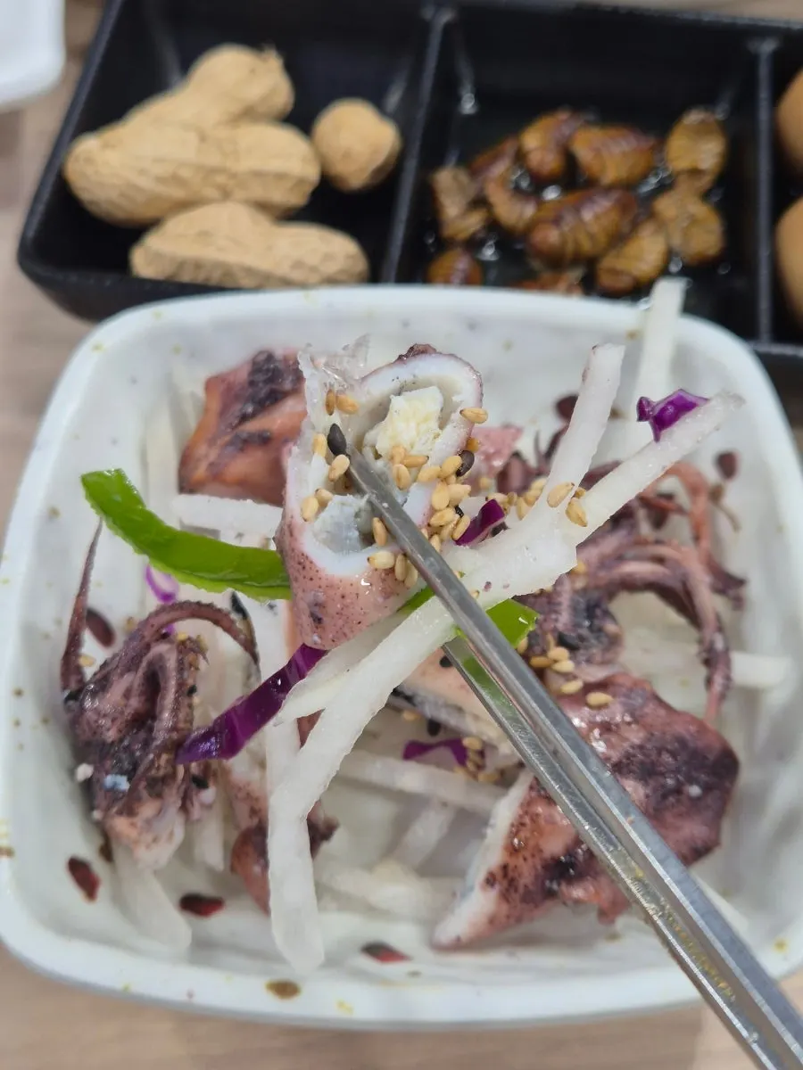 녹진한 오징어 숙회 한 접시