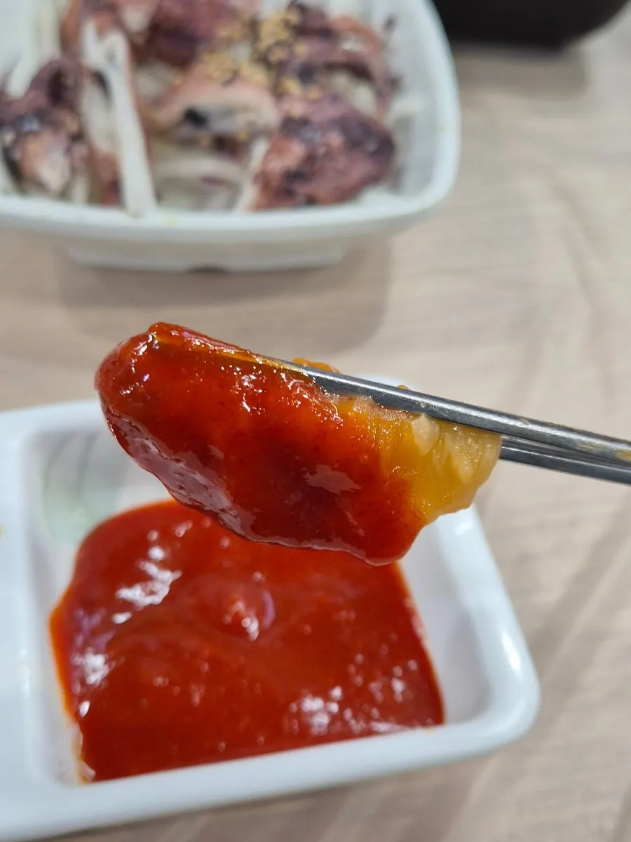 테이블에 차려진 새우세트 곁들임