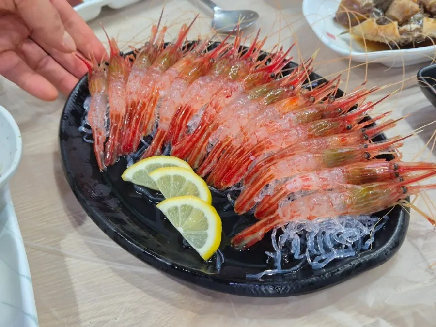 초장에 찍어 먹은 신선한 멍게
