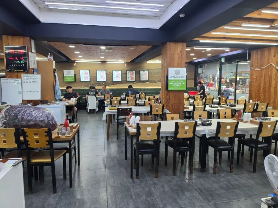 1小時停車支援指示與餐廳入口