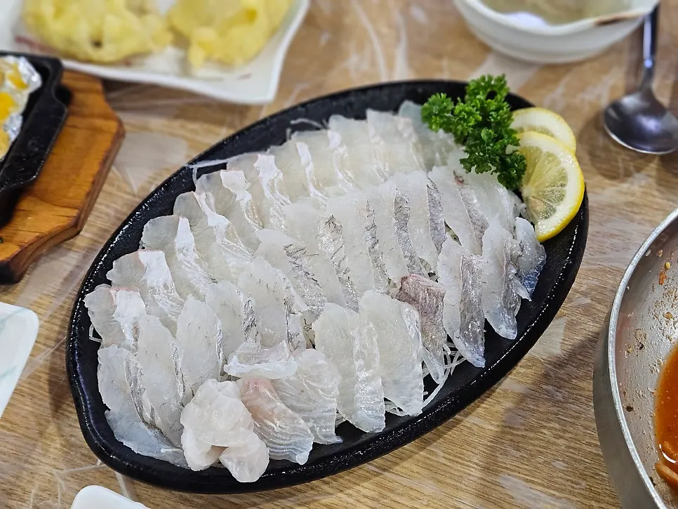 대게 전에 나온 회 접시