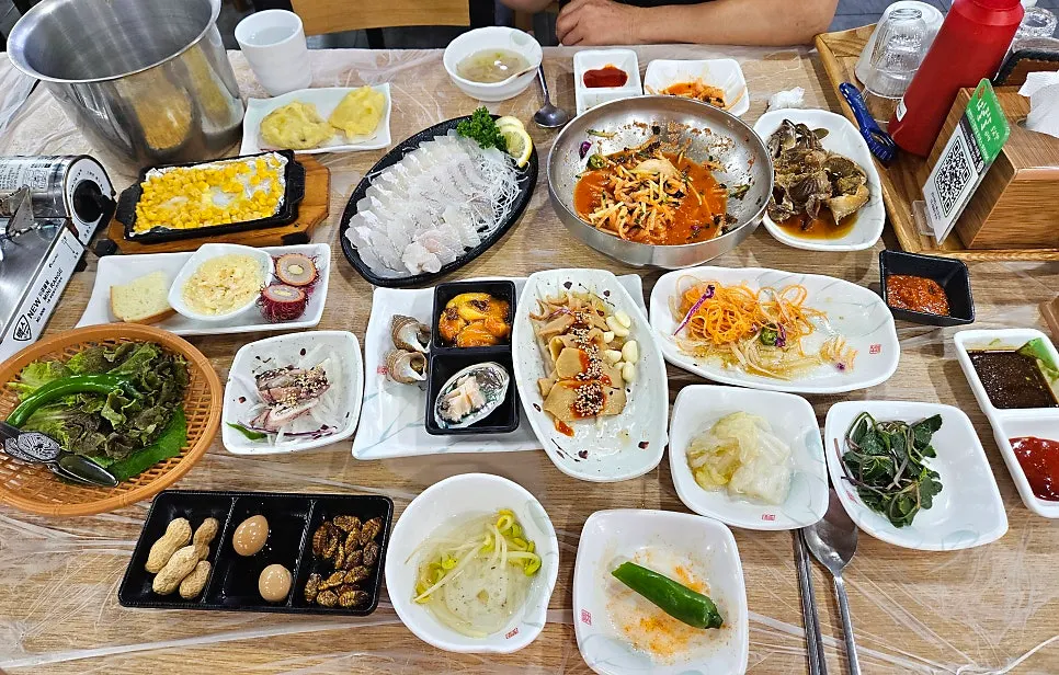 한 상 가득 차려진 박달대게 세트 상차림