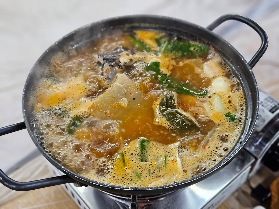 푹 끓인 매운탕 한 그릇
