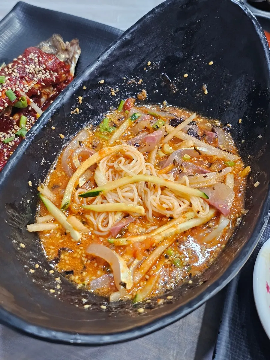 물회를 비벼 먹기 전 모습