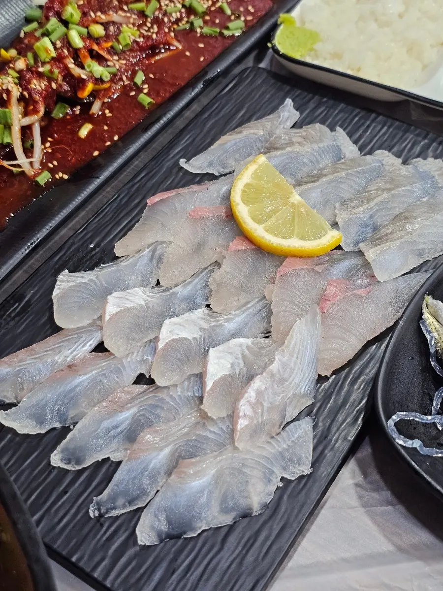 동남회식당 모듬회 한 접시