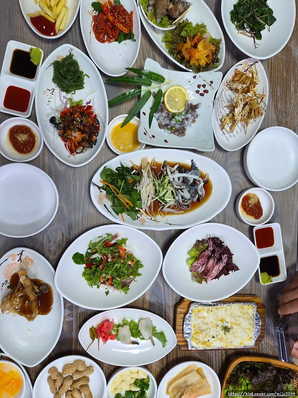 Basic seafood side dishes: conch, sea squirt, live octopus