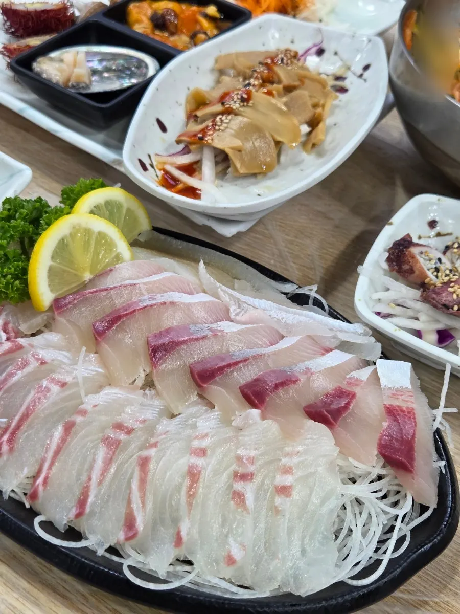 Plate of sea bream and flounder sashimi platter