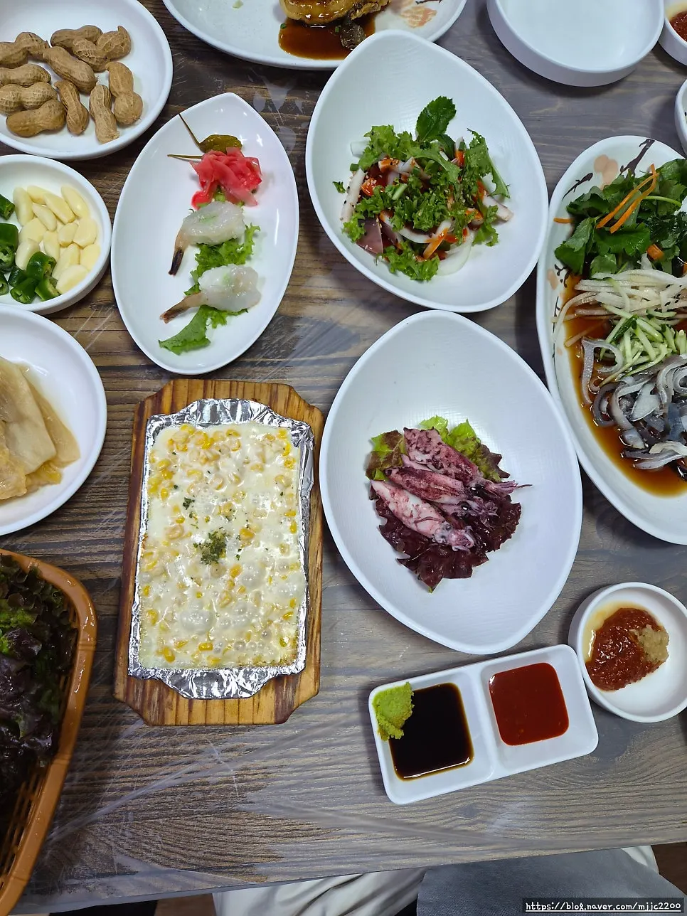 Horaegi sukhoe and corn cheese on the table
