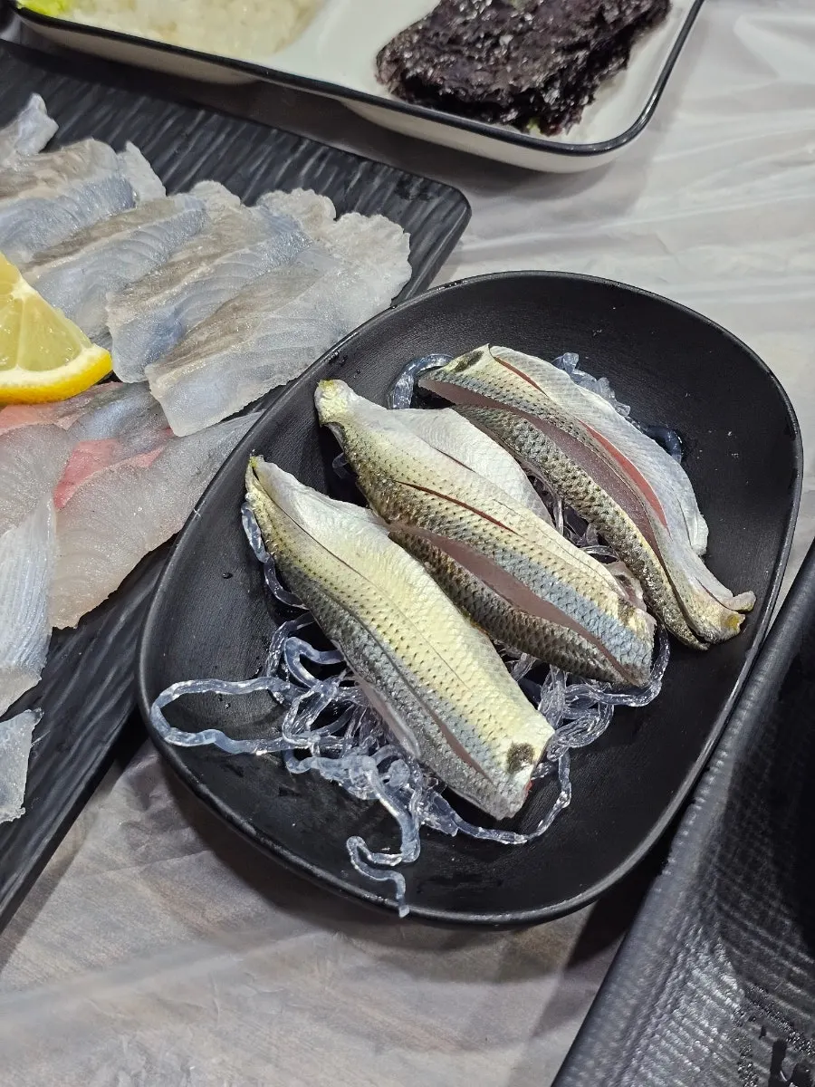 서비스로 나온 전어회